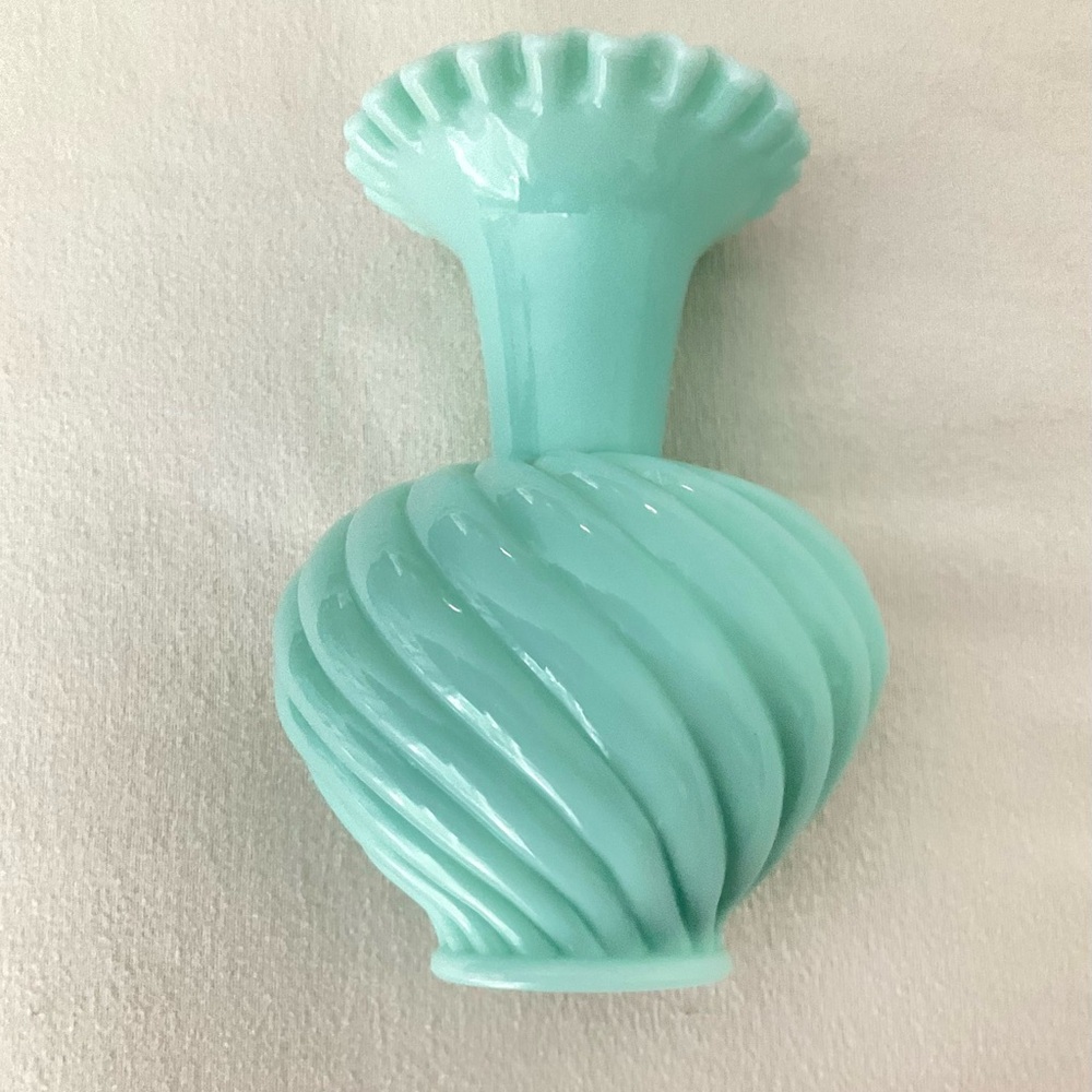 Fenton Swirl Vase in Pastel Mint Green Milk Glass - 1950s - Picture 4 of 10